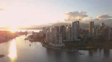 Güzel turistik şehir manzarası renkli ve canlı yaz gün batımı sırasında hava görünümünü. False Creek şehir merkezinde alınan Vancouver, British Columbia, Kanada.