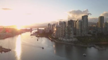 Güzel turistik şehir manzarası renkli ve canlı yaz gün batımı sırasında hava görünümünü. False Creek şehir merkezinde alınan Vancouver, British Columbia, Kanada.
