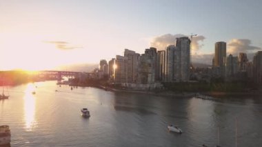 Güzel turistik şehir manzarası renkli ve canlı yaz gün batımı sırasında hava görünümünü. False Creek şehir merkezinde alınan Vancouver, British Columbia, Kanada.