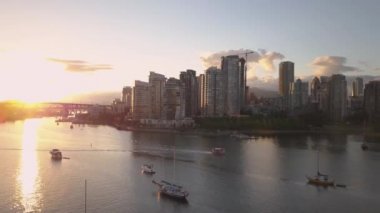Güzel turistik şehir manzarası renkli ve canlı yaz gün batımı sırasında hava görünümünü. False Creek şehir merkezinde alınan Vancouver, British Columbia, Kanada.
