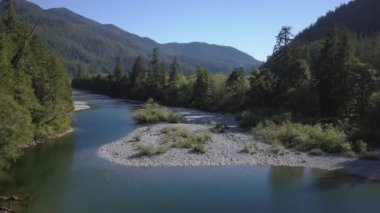 Güzel Kanada manzara parlak güneşli akşam sırasında hava 4 k dron manzara. Chilliwack nehir, Vancouver, British Columbia, Kanada doğusunda alınan.