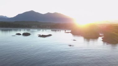 Hava 4 k dron görüntüleri güzel bir Kanada manzara yağmurlu ve bulutlu sonbahar akşam sırasında. Kayalık bir kıyıya yakın yerde Powell River, Sunshine Coast, British Columbia, Kanada üzerinde gerçekleştirilen.