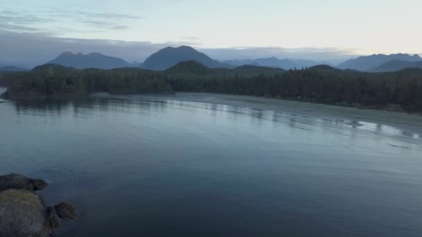 カラフルな氷河湖の美しい岩の島の空中の自然景観 ガリバルディ スカーミッシュ 北のバンクーバー ブリティッシュ コロンビア州 カナダの近くでの撮影 — ストック動画