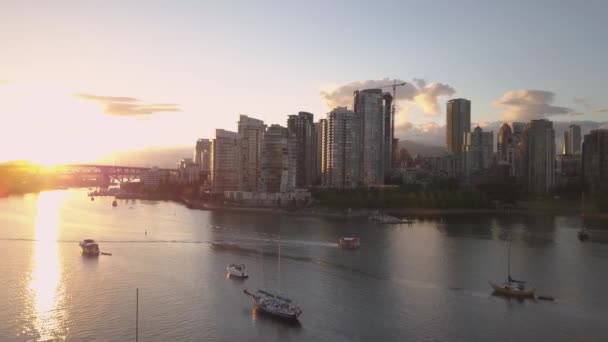 鸟瞰美丽的旅游城市天际线在一个丰富多彩的 充满活力的夏季日落 在位于加拿大不列颠哥伦比亚省温哥华市区的假溪边拍摄 — 图库视频影像