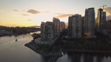 Güzel turistik şehir manzarası renkli ve canlı yaz gün batımı sırasında hava görünümünü. False Creek şehir merkezinde alınan Vancouver, British Columbia, Kanada.