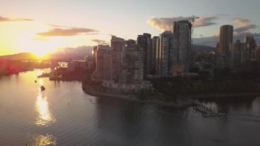 Güzel turistik şehir manzarası renkli ve canlı yaz gün batımı sırasında hava görünümünü. False Creek şehir merkezinde alınan Vancouver, British Columbia, Kanada.