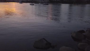 Yelkenli tekneler hava görünümünü Marinada şehir merkezinde şehir manzarası ile arka planda Park. False Creek, Vancouver, British Columbia, Kanada, sabah gün doğumu sırasında alınan.