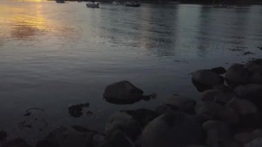 Yelkenli tekneler hava görünümünü Marinada şehir merkezinde şehir manzarası ile arka planda Park. False Creek, Vancouver, British Columbia, Kanada, sabah gün doğumu sırasında alınan.