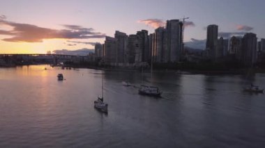 Güzel turistik şehir manzarası renkli ve canlı yaz gün batımı sırasında hava görünümünü. False Creek şehir merkezinde alınan Vancouver, British Columbia, Kanada.