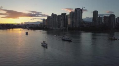 Güzel turistik şehir manzarası renkli ve canlı yaz gün batımı sırasında hava görünümünü. False Creek şehir merkezinde alınan Vancouver, British Columbia, Kanada.