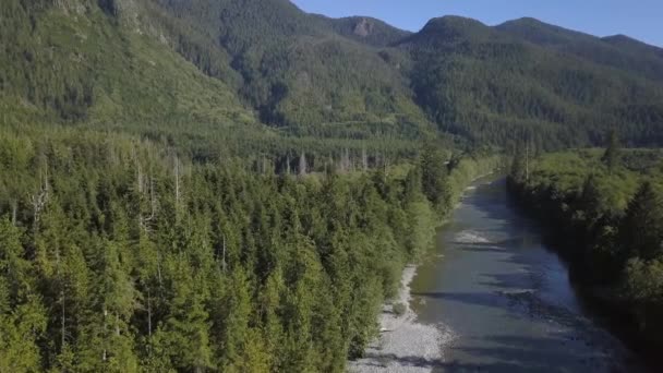 Vue aérienne d'un drone 4k sur le magnifique paysage canadien lors d'une soirée ensoleillée. Prise à Chilliwack River, à l'est de Vancouver, Colombie-Britannique, Canada .