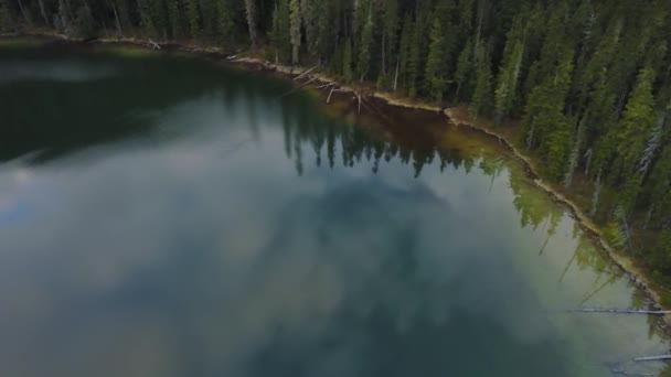 鸟瞰一个美丽的自然冰川湖泊与河流小河和一座木桥 周围的山脉 霞飞路湖 靠近彭伯顿 温哥华北部 不列颠哥伦比亚省 加拿大 — 图库视频影像