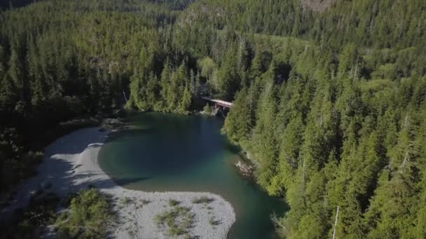 Légi Felvétel Gyönyörű Folyó Völgyében Hegyek Között Egy Napsütéses Nyári — Stock videók