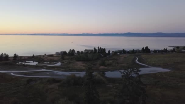 ジョージア海峡の美しいシーンの空中風景を見る 夕日夏クアリカムビーチ バンクーバー島 ブリティッシュ コロンビア州 カナダの近く撮影した画像 — ストック動画