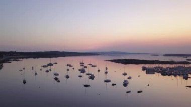 Gemilerde havadan görünümü Marinada renkli sabah gün doğumu sırasında Park. Sermaye Şehir Victoria içinde Vancouver Adası, British Columbia, Kanada çekilen video.
