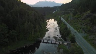 Hava 4 k dron görünümü güzel Kanada dağ manzarası tarafından geçen Trans-Kanada Hwy. Umut, British Columbia, Kanada kuzeyindeki alınan.