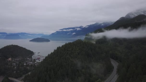 在一个美丽的风景公路路线的鸟瞰在一个夏天的早晨与多云的天空包围的加拿大山脉 在加拿大公元前的惠斯勒附近海上飞向空中公路 — 图库视频影像