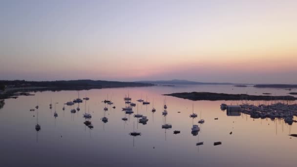 Luftaufnahme Der Boote Die Yachthafen Während Eines Farbenfrohen Morgendlichen Sonnenaufgangs — Stockvideo