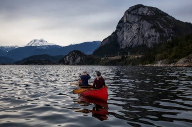 Bir Kano üzerinde maceracı insanlar güzel Kanada dağ manzarası tadını çıkarıyor. Squamish, Vancouver, British Columbia, Kanada kuzeyindeki alınan.