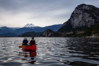 Bir Kano üzerinde maceracı insanlar güzel Kanada dağ manzarası tadını çıkarıyor. Squamish, Vancouver, British Columbia, Kanada kuzeyindeki alınan.