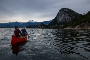 Bir Kano üzerinde maceracı insanlar güzel Kanada dağ manzarası tadını çıkarıyor. Squamish, Vancouver, British Columbia, Kanada kuzeyindeki alınan.