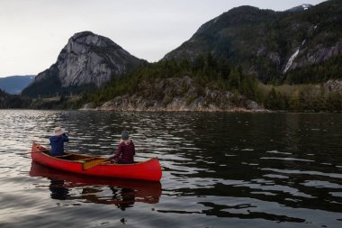 Bir Kano üzerinde maceracı insanlar güzel Kanada dağ manzarası tadını çıkarıyor. Squamish, Vancouver, British Columbia, Kanada kuzeyindeki alınan.