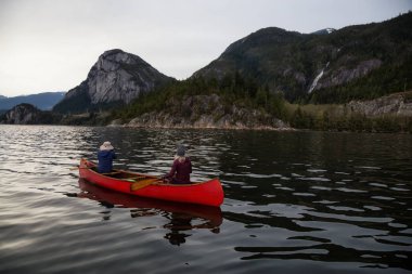 Bir Kano üzerinde maceracı insanlar güzel Kanada dağ manzarası tadını çıkarıyor. Squamish, Vancouver, British Columbia, Kanada kuzeyindeki alınan.
