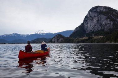 Bir Kano üzerinde maceracı insanlar güzel Kanada dağ manzarası tadını çıkarıyor. Squamish, Vancouver, British Columbia, Kanada kuzeyindeki alınan.