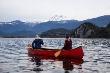 Bir Kano üzerinde maceracı insanlar güzel Kanada dağ manzarası tadını çıkarıyor. Squamish, Vancouver, British Columbia, Kanada kuzeyindeki alınan.