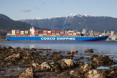 Vancouver, British Columbia, Kanada - 22 Nisan 2018: Şehir şehir ve Stanley Park tam dolu Cosco konteyner gemisi geçiyor.