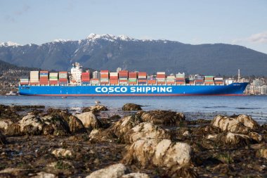 Vancouver, British Columbia, Kanada - 22 Nisan 2018: Şehir şehir ve Stanley Park tam dolu Cosco konteyner gemisi geçiyor.
