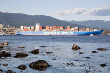 Vancouver, British Columbia, Kanada - 22 Nisan 2018: Şehir şehir ve Stanley Park tam dolu Cosco konteyner gemisi geçiyor.