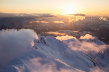 Dramatik bir gün batımı sırasında hava manzaralı güzel Kanada dağların çarpıcı. Vancouver, British Columbia, Kanada kuzeyindeki alınan.
