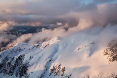 Dramatik bir gün batımı sırasında hava manzaralı güzel Kanada dağların çarpıcı. Vancouver, British Columbia, Kanada kuzeyindeki alınan.