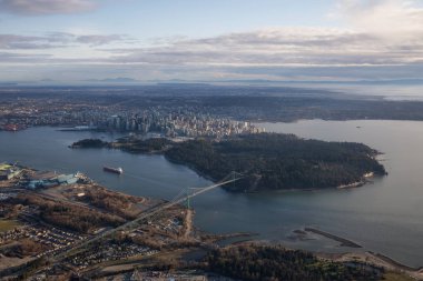 Gün batımından önce canlı bir gün boyunca şehir şehir, Stanley Parkı ve Lions Gate Köprüsü havadan görünümü yukarıdaki. Vancouver, Bc, Kanada içinde alınan.