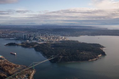 Gün batımından önce canlı bir gün boyunca şehir şehir, Stanley Parkı ve Lions Gate Köprüsü havadan görünümü yukarıdaki. Vancouver, Bc, Kanada içinde alınan.