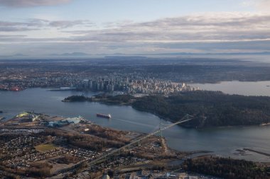 Gün batımından önce canlı bir gün boyunca şehir şehir, Stanley Parkı ve Lions Gate Köprüsü havadan görünümü yukarıdaki. Vancouver, Bc, Kanada içinde alınan.