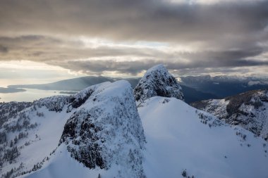 Güzel Kanada dağ manzarası canlı bir bulutlu gün boyunca hava görünümünü. Vancouver, British Columbia, Kanada kuzeyindeki alınan.