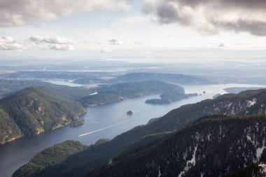 Havadan görünümü Hint kola derin Cove yakınındaki bir güneşli gün boyunca geçen bir tekne. Vancouver, British Columbia, Kanada alınan.