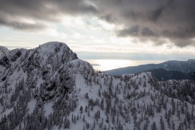Güzel Kanada dağ manzarası canlı bir bulutlu gün boyunca hava görünümünü. Vancouver, British Columbia, Kanada kuzeyindeki alınan.