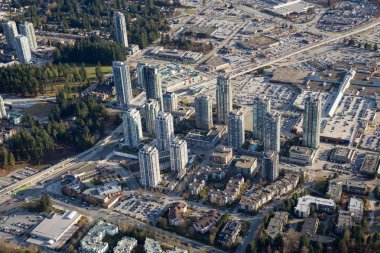 Coquitlam, büyük Vancouver, British Columbia, Kanada - 9 Mart 2018: Hava görünümü alışveriş merkezi ve konut binalar.