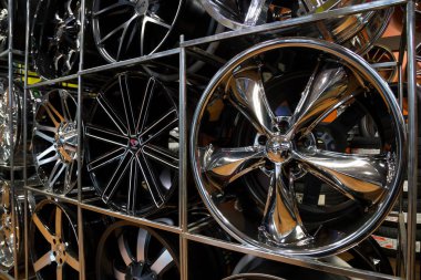 Vancouver, British Columbia, Kanada - 8 Mart 2018: Kiralık Tekerlekler için parlak jantlar, vitrin.