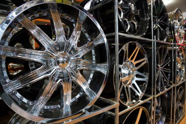 Vancouver, British Columbia, Kanada - 8 Mart 2018: Kiralık Tekerlekler için parlak jantlar, vitrin.