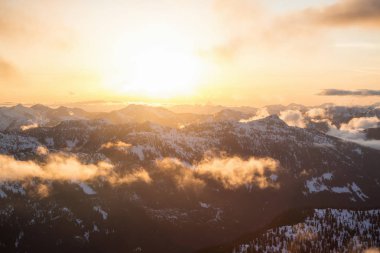 Çarpıcı ve güzel hava manzaralı Kanada Dağları'nın sırasında canlı bir sunsetd. Vancouver, British Columbia, Kanada kuzeyindeki alınan.