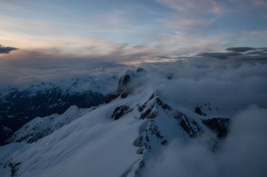 Çarpıcı ve güzel kar Kanada dağ manzarasını kapladı. Vancouver 'ın kuzeyinde, British Columbia, Kanada' da havadan çekilmiş..