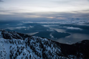 Çarpıcı ve güzel kar Kanada dağ manzarasını kapladı. Vancouver 'ın kuzeyinde, British Columbia, Kanada' da havadan çekilmiş..