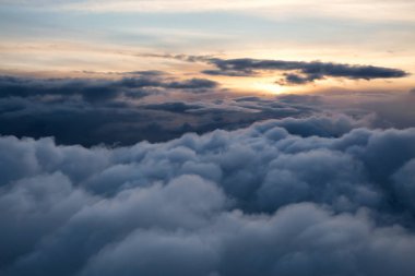 Çarpıcı ve güzel kar Kanada dağ manzarasını kapladı. Vancouver 'ın kuzeyinde, British Columbia, Kanada' da havadan çekilmiş..