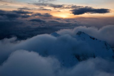 Çarpıcı ve güzel kar Kanada dağ manzarasını kapladı. Vancouver 'ın kuzeyinde, British Columbia, Kanada' da havadan çekilmiş..