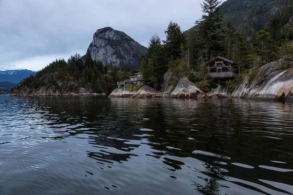 Piękny Widok Drewniane Domki Skalistym Brzegu Widokiem Kanadyjski Krajobraz Górski — Zdjęcie stockowe