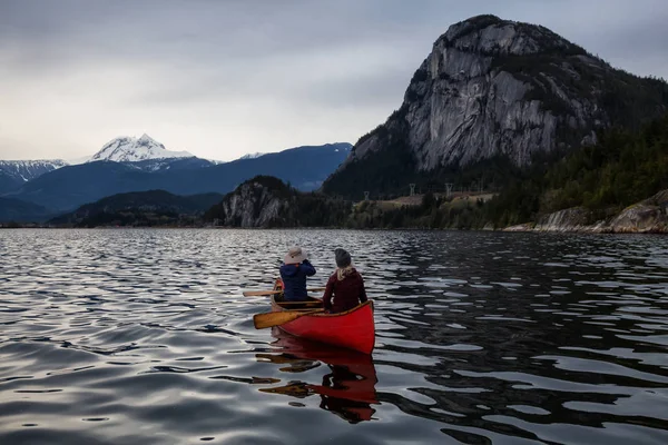 Pessoas Aventurosas Uma Canoa Estão Desfrutando Bela Paisagem Montanhosa Canadense — Fotografia de Stock